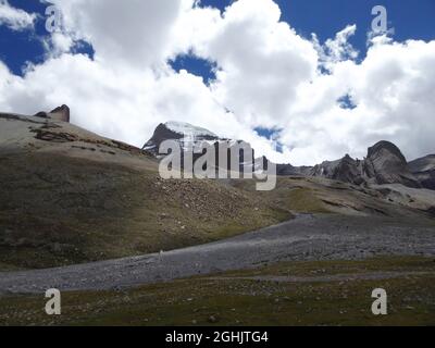 Vue de la face ouest du mont Kailash le long de la route de contournement (kora) - région autonome du Tibet, Chine Banque D'Images