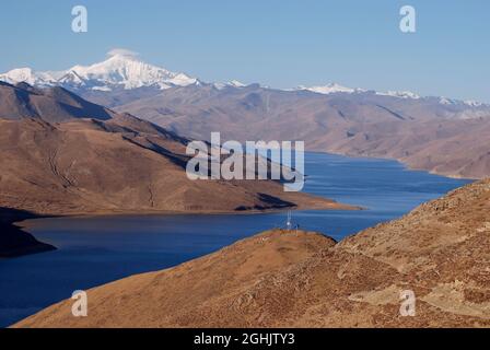 Vue sur le lac Yamdrok et les montagnes environnantes, mi-octobre, région autonome du Tibet, Chine Banque D'Images