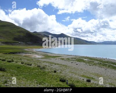 Rive du lac Yamdrok à la fin de l'été, altitude 4800m, comté de Nangartse, préfecture de Shannan, région autonome du Tibet Banque D'Images