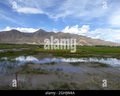 Vue sur la vallée du Nyangchu, avec le fort Gyantse Dzong (L) et le monastère Palcho (R) en arrière-plan, Gyantse, préfecture de Shigatse, Tibet Chine Banque D'Images