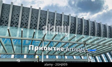 Simferopol, Crimée-23 juin 2021 : la façade de l'immeuble moderne de l'aéroport. Banque D'Images