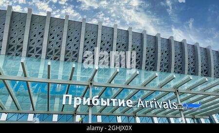 Simferopol, Crimée-23 juin 2021 : la façade de l'immeuble moderne de l'aéroport. Banque D'Images