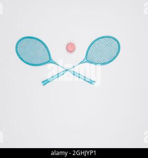 Balle de tennis et raquettes ; photo sur fond blanc Banque D'Images