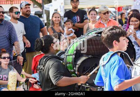 Okeechobee, États-Unis. 06e septembre 2021. Les spectateurs observent la marche du groupe de marche du lycée lors du défilé annuel de la fête du travail à Okeechobee. Peu de gens portent des masques ou pratiquent la distanciation sociale malgré le nombre record de cas de COVID-19 et de décès dans l'État. (Photo de Paul Hennessy/SOPA Images/Sipa USA) crédit: SIPA USA/Alay Live News Banque D'Images