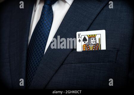 Une carte de poker dans la poche d'un costume. Banque D'Images