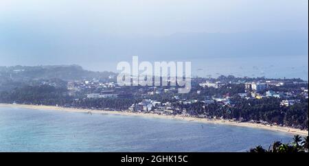 Vue sur la longue plage de Bulalog à Boracay, aux Philippines. Banque D'Images