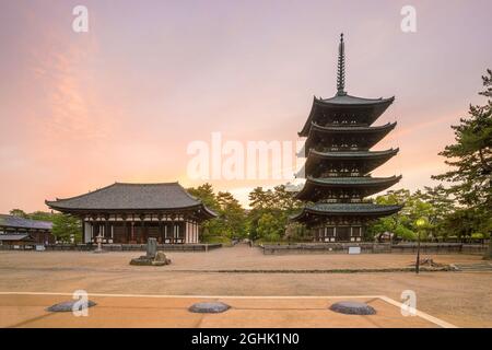 Pagode de cinq étages Kofukuji temple à Nara, Japon au crépuscule Banque D'Images