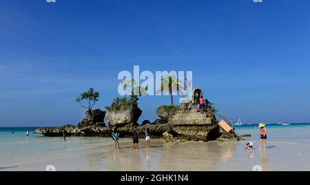 Willy's Rock près de la plage de sable blanc de Boracay, aux Philippines. Banque D'Images