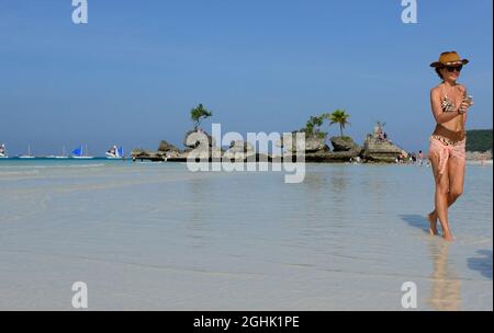 Willy's Rock près de la plage de sable blanc de Boracay, aux Philippines. Banque D'Images