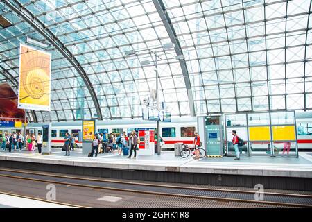 Berlin Hauptbahnhof est la principale gare ferroviaire de Berlin, en Allemagne, située sur le site de Lehrter Bahnhof, et sur le train de banlieue S-Bahn de Berlin. Banque D'Images