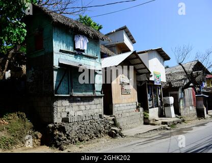 Vieilles maisons en bois à Boracay, aux Philippines. Banque D'Images