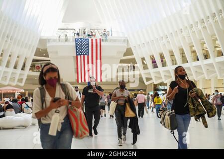 New York, États-Unis. 6 septembre 2021. Les gens marchent à l'intérieur du centre Oculus à New York, aux États-Unis, le 6 septembre 2021. Le nombre total de cas de COVID-19 aux États-Unis a atteint lundi 40 millions, selon les données de l'Université Johns Hopkins. Crédit : Wang Ying/Xinhua/Alay Live News Banque D'Images