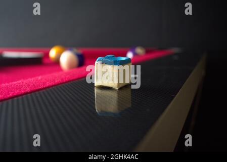 craie de billard sur une table de billard avec des boules et un rack Banque D'Images