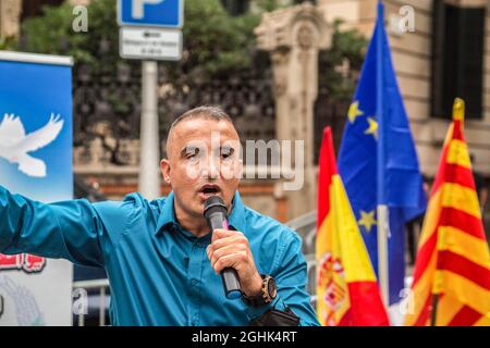 Barcelone, Espagne. 06e septembre 2021. Un manifestant parle pendant la démonstration. Un groupe de personnes représenté par l'association des Afghans à Barcelone a manifesté devant la délégation du gouvernement de l'Espagne en Catalogne pour demander au gouvernement de protéger et d'évacuer leurs familles qui sont restées en Afghanistan. Crédit : SOPA Images Limited/Alamy Live News Banque D'Images