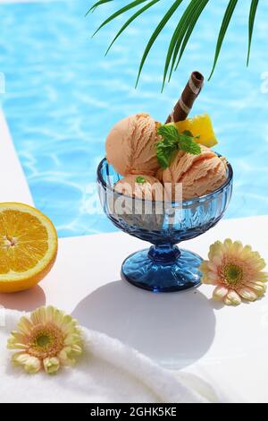 Fromage glace au bord de la piscine pour les jours d'été. Froid. Banque D'Images