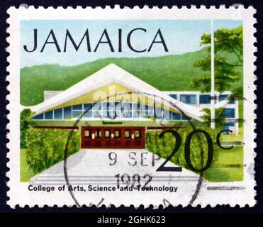 JAMAÏQUE - VERS 1972 : un timbre imprimé en Jamaïque montre College of Arts, Science and Technology, vers 1994 Banque D'Images