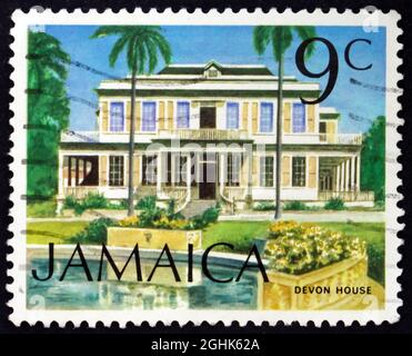 JAMAÏQUE - VERS 1972: Un timbre imprimé en Jamaïque montre la maison de Devon, chemin de l'espoir, vers 1994 Banque D'Images