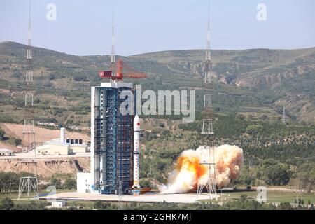 Taiyuan. 7 septembre 2021. Une longue fusée March-4C transportant le satellite Gaofen-5 02 est sortie du centre de lancement de satellite de Taiyuan, dans la province du Shanxi, dans le nord de la Chine, le 7 septembre 2021. La Chine a envoyé le nouveau satellite d'observation de la Terre dans l'espace à partir du centre de lancement du satellite Taiyuan à 11 h 01, mardi (heure de Pékin). Credit: Zheng Bin/Xinhua/Alamy Live News Banque D'Images