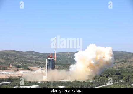 Taiyuan. 7 septembre 2021. Une longue fusée March-4C transportant le satellite Gaofen-5 02 est sortie du centre de lancement de satellite de Taiyuan, dans la province du Shanxi, dans le nord de la Chine, le 7 septembre 2021. La Chine a envoyé le nouveau satellite d'observation de la Terre dans l'espace à partir du centre de lancement du satellite Taiyuan à 11 h 01, mardi (heure de Pékin). Credit: Zheng Bin/Xinhua/Alamy Live News Banque D'Images