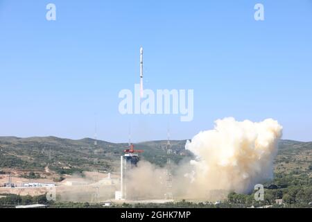 Taiyuan. 7 septembre 2021. Une longue fusée March-4C transportant le satellite Gaofen-5 02 est sortie du centre de lancement de satellite de Taiyuan, dans la province du Shanxi, dans le nord de la Chine, le 7 septembre 2021. La Chine a envoyé le nouveau satellite d'observation de la Terre dans l'espace à partir du centre de lancement du satellite Taiyuan à 11 h 01, mardi (heure de Pékin). Credit: Zheng Bin/Xinhua/Alamy Live News Banque D'Images