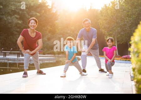 Bonne famille s'entraîner dans le parc Banque D'Images