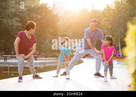 Bonne famille s'entraîner dans le parc Banque D'Images