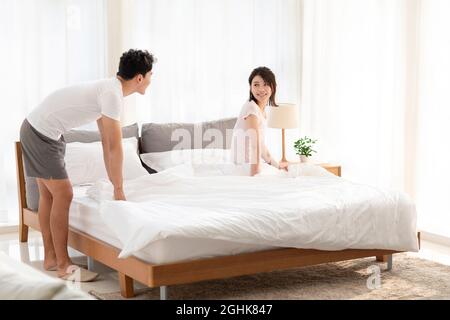 Happy young couple in bedroom Banque D'Images