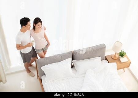 Happy young couple in bedroom Banque D'Images