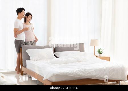 Happy young couple in bedroom Banque D'Images
