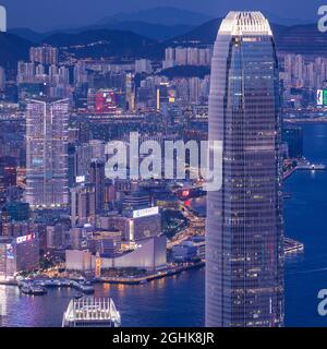 Un point de repère important, IFC est le deuxième plus haut bâtiment de Hong Kong à une hauteur de 415 m, derrière le International Commerce Centre à West Kowloon. Banque D'Images