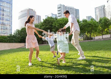 Happy young family playing in park Banque D'Images