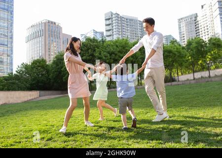 Happy young family playing in park Banque D'Images