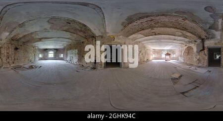 360 vue panoramique de hdri sans couture à l'intérieur d'une salle vide de maison abandonnée avec des murs en briques de béton en projection sphérique équirectangulaire, prêt AR VR v Banque D'Images