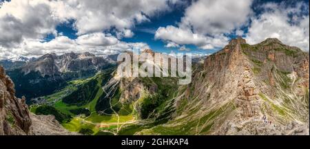 Paysage de la vallée d'Alta Badia vu de la montagne Sassongher avec des nuages dans le ciel Banque D'Images