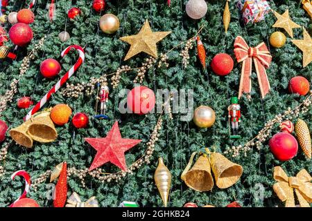 Décorations de Noël sur un grand arbre de noël, avec des étoiles, des cloches, des cannes de bonbons, des arcs, Balls and elfs, Town Square, Dubaï, Émirats arabes Unis. Banque D'Images