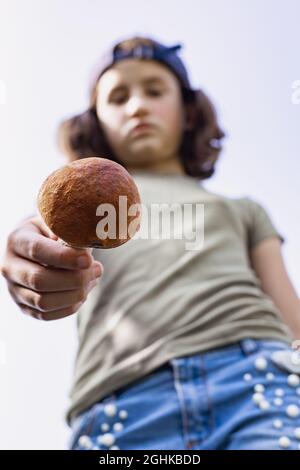 Une adolescente porte un champignon boletus. Recherche et collecte de champignons comestibles dans la forêt. Passe-temps extérieur. Cueillette saisonnière de champignons. Organe Banque D'Images