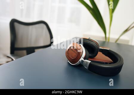 casque sur la technologie de l'ordinateur portable de table Banque D'Images