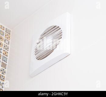 Ventilateur d'extraction moderne dans la salle de bains pour ventiler la pièce des odeurs désagréables et de l'humidité Banque D'Images