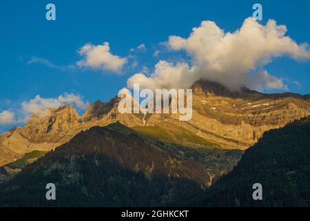 Vue sur la chaîne de montagnes dents du midi, Champéry, Suisse (coucher de soleil, été) Banque D'Images