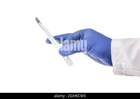 Médecin chirurgien tient un scalpel dans sa main sur un fond blanc. Concept chirurgical, instrument Banque D'Images