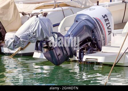 Puissant moteur marin extérieur Selva Blue Whale de 250 ch monté sur un bateau en fibre de verre blanc, Rome, Italie - 27 août 2021 Banque D'Images