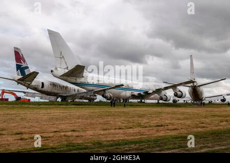 Les avions de ligne Boeing 747 et DC-8 à la retraite sont entreposés en attendant la mise au rebut à l'aéroport de Manston boneyard. N309TD, anciennement Kuwait Airways 9K-ADD Banque D'Images