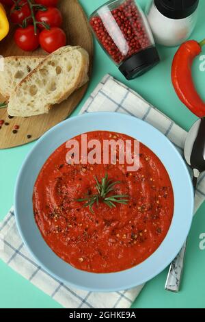 Concept de repas savoureux avec soupe Gazpacho sur fond de menthe Banque D'Images