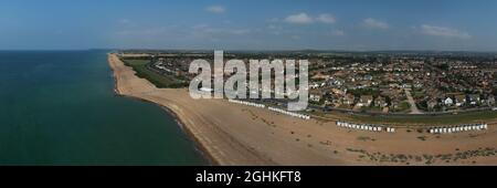 Goring by Sea Beach avec le populaire café et le greensward en vue derrière la plage dans cette station balnéaire familiale populaire. Panoramique aérien.. Banque D'Images