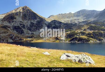 Vue panoramique sur la montagne le matin depuis les montagnes roumaines des Carpates, le lac de Bucura et les montagnes de Retezat, Roumanie Banque D'Images