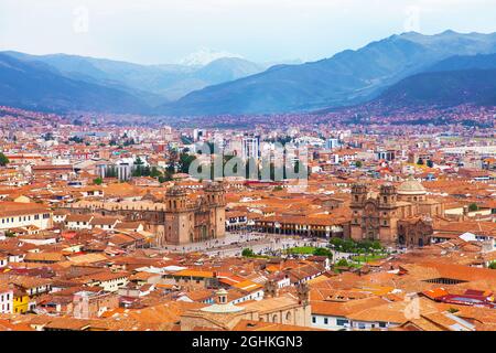 Belle vue sur le centre hisrique de Cusco ou Cuzco ville, toits rouges Pérou Banque D'Images