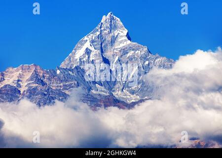 Vue sur le mont Machhapuchhre ou Machhapuchhare, région d'Annapurna, montagnes de l'Himalaya du Népal Banque D'Images