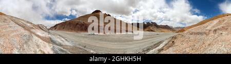 Pamir ou pamirskij trakt, Ak-Baital Pass. Paysage autour de l'autoroute M41 de Pamir, route internationale, montagnes au Tadjikistan Banque D'Images