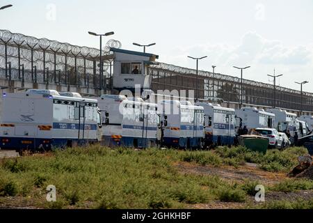 (210907) -- JÉRUSALEM, 7 septembre 2021 (Xinhua) -- des membres de la police israélienne, Division de l'identification et des sciences judiciaires, recherchent des preuves dans un champ près de la prison de Gilboa, dans le nord d'Israël, 6 septembre 2021. Six prisonniers palestiniens se sont échappés d'une prison en Israël lundi, ce qui a provoqué une chasse à l'homme massive, a déclaré les autorités israéliennes. (Photo par Gil Eliyahu/JINI via Xinhua ) Banque D'Images