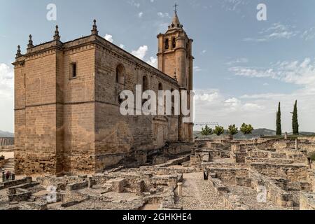 Alcala la Real, Espagne. 23 août 2021. L'église de la Grande Abbaye a été érigée dans la forteresse de la Mota pour l'abbaye du Conseil Royal. Banque D'Images